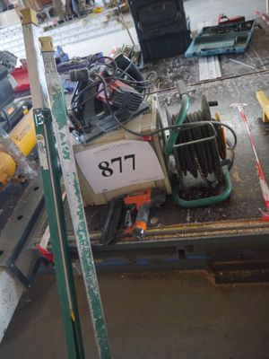 une table sur laquelle se trouvent de nombreux outils