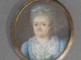 portrait d'une femme en robe bleue avec un ruban