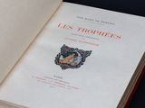 un livre ouvert sur lequel figure une femme