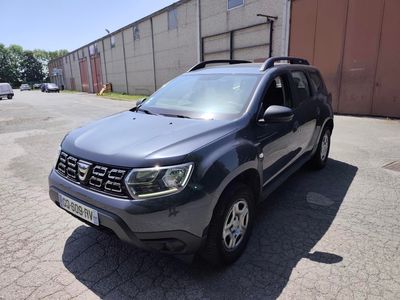 l'avant d'une Dacia grise garée sur un parking