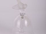 un vase en verre transparent contenant une fleur