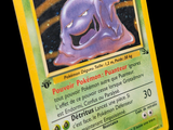 gros plan d'une carte pokemon sur fond noir