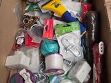 une boîte remplie d'objets assortis qui s'y trouvent