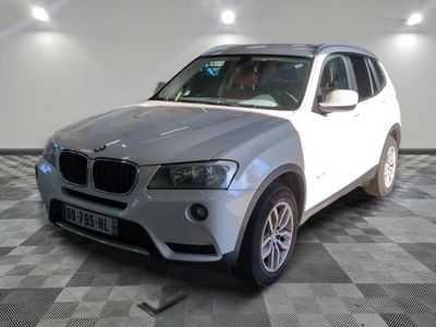 une photo d'un SUV BMW blanc garé dans un garage