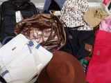 une pile de bagages posée par terre