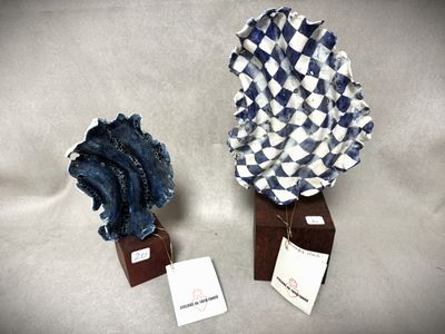deux vases bleus et blancs, munis d'étiquettes, posés sur une table
