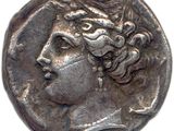 gros plan d'une pièce de monnaie sur laquelle figure un visage de femme