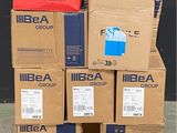 des cartons empilés les uns sur les autres, avec un ordinateur portable posé dessus