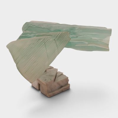 une sculpture représentant un oiseau perché sur une table