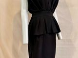 un mannequin habillé d'une robe à haut froncé, posé sur un socle de mannequin