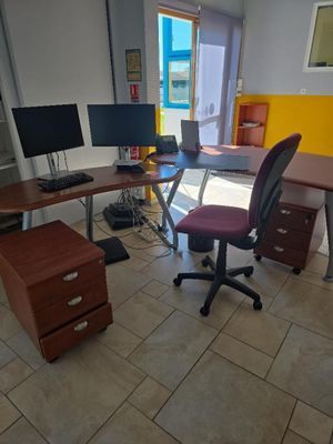 une photo d'un bureau à domicile avec un bureau et deux écrans