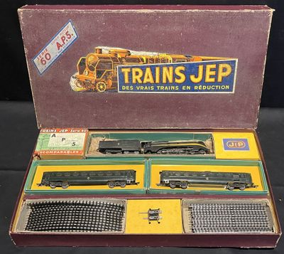 une boîte contenant un train sur une table
