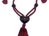 Gros plan sur un collier orné d'un cœur