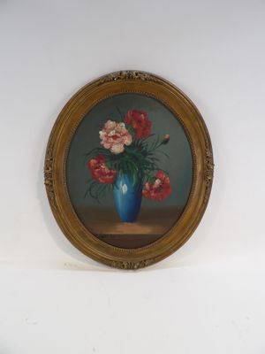 une peinture de fleurs dans un vase bleu sur une table