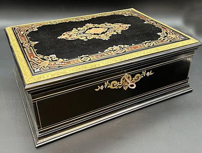 une image représentant une boîte noire et dorée ornée d'un dragon