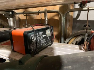 une radio orange et noire posée sur une table