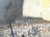 un graffiti sur la façade d'un immeuble déjà recouverte de graffitis