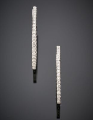 Paire de BOUCLES d'OREILLES "créoles incurvées" en or gris (…