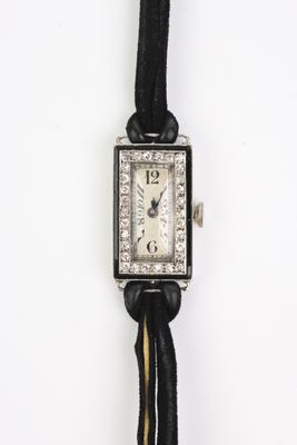 une photo d'une montre-bracelet sertie de diamants