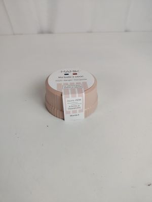 un rouleau de ruban adhésif posé sur une table, avec une étiquette dessus