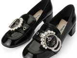 gros plan d'une paire de chaussures noires sur fond blanc