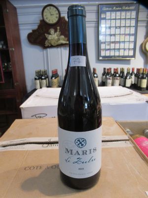 une bouteille de vin posée sur une boîte