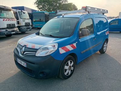 une camionnette bleue garée dans un parking