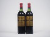 deux bouteilles de vin rouge posées l'une à côté de l'autre sur une surface blanche