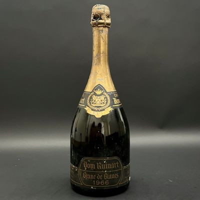 une vieille bouteille de champagne sur laquelle est représenté un crâne