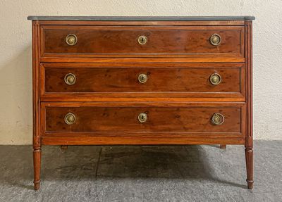 une commode en bois avec un plateau en marbre