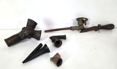 plusieurs types d'outils sont présentés sur une surface blanche