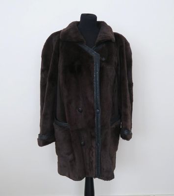 Le manteau est marron et noir, avec des bordures noires.