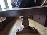 une table en bois sur laquelle est posé un sac