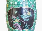 un vase vert orné d'un crâne et de fleurs