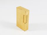 une petite boîte en bois posée sur une surface blanche