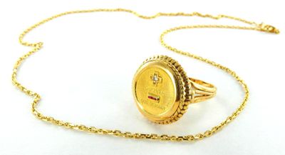 une image représentant une bague en or entourée d'une chaîne