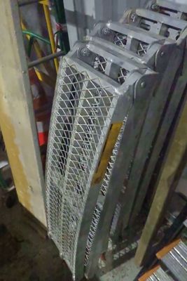 un ventilateur métallique posé par terre