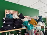 une étagère remplie de nombreux vêtements dans une pièce