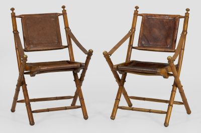 une paire de chaises pliantes en bois avec assise et dossier en cuir marron