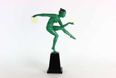 statue représentant une femme vêtue de vert tenant une balle de tennis, posée sur un socle noir