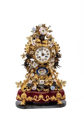 Pendule en tôle dorée et fleurs de porcelaine polychrome, ca… - Photo 1