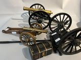 quatre types de canons différents exposés sur un fond blanc
