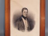une vieille photo d'un homme en costume et nœud papillon