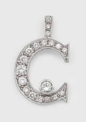 un gros plan d'un pendentif en forme de lettre « C » en diamant sur fond blanc