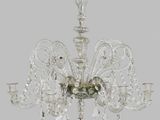 une image d'un lustre en cristal suspendu au plafond