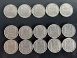 gros plan d'un paquet de pièces de monnaie posé sur une table