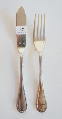 deux fourchettes et un couteau sur une table blanche