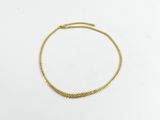 un bracelet en or représentant un serpent sur fond blanc
