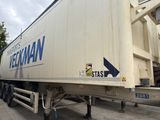 un camion semi-remorque garé sur le côté de la route