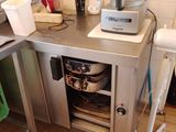 une petite cuisine avec un évier et un mixeur posé sur le plan de travail